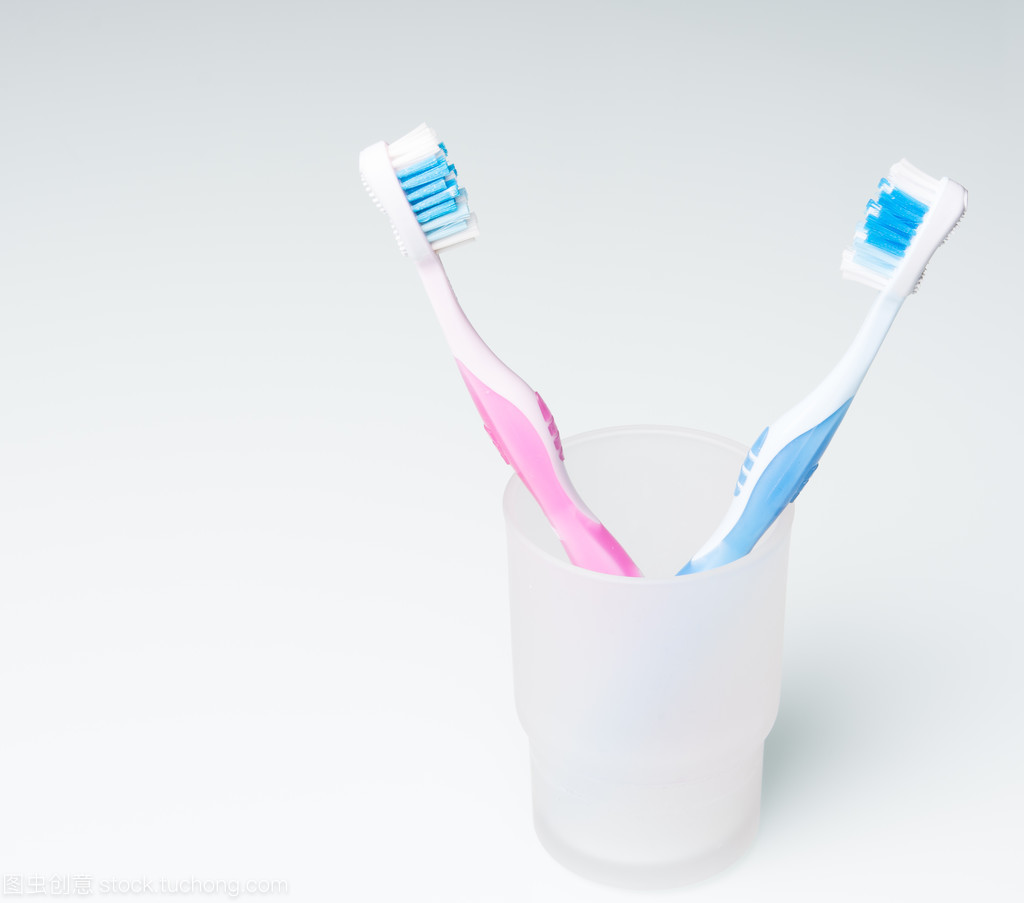 牙刷与玻璃烧杯 探讨口腔卫生用品的日常使用与存放